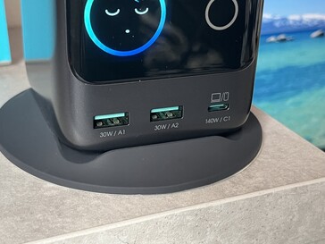 2x USB Type-A (je 30W) + Type-C (140W)