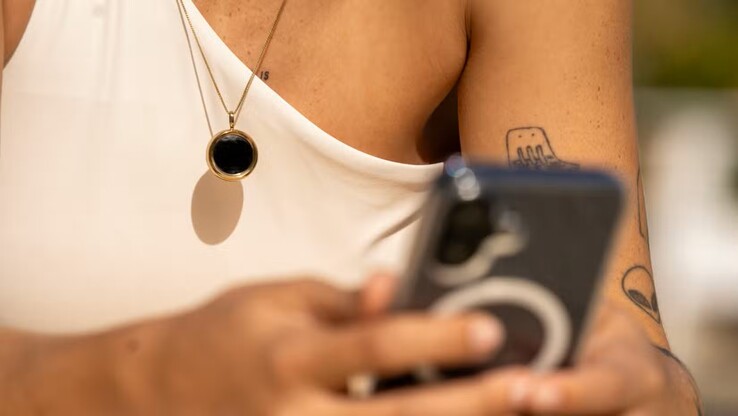 Die dazugehörige App berücksichtigt den Hauttyp und erfasst die UV-Belastung in Echtzeit