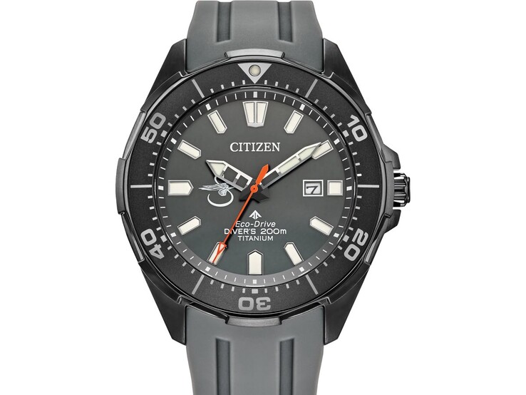 Die Citizen Promaster Seahawk x Sikorsky BN0207-06H mit grauem Zifferblatt, schwarzer Taucherlünette, orangefarbenem Sekundenzeiger und grauem Polyurethanarmband