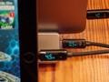 USB-Kabel mit Display für USB Typ C, Micro-USB und Lightning (von hinten nach vorne). (Bild: Andreas Sebayang/Notebookcheck)
