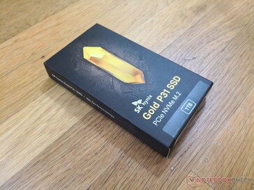 Schnörkellose Verpackung mit goldenem Kristall-Logo