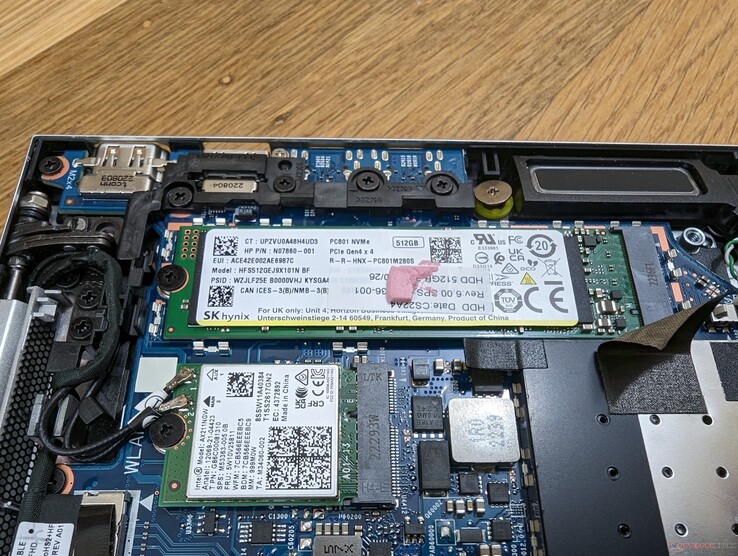 Aluminiumabdeckung entfernt, um die primäre SSD freizulegen