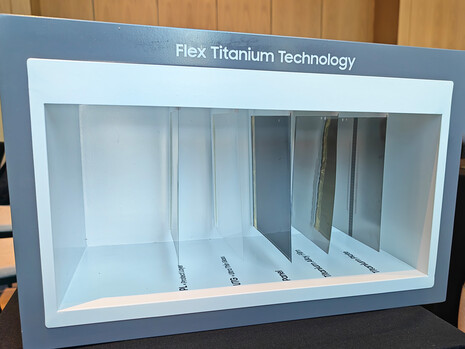 Alle fünf Ebenen des Fol8-Ultra-Displays: Schutzlayer, UTG, Panel, Titanlegierungsfilm, Titanplatte