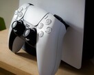 PlayStation 5 DualSense Controller und PS5 Konsole