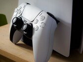 PlayStation 5 DualSense Controller und PS5 Konsole
