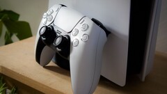 PlayStation 5 DualSense Controller und PS5 Konsole