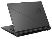 Das ROG Strix G16 kommt im auffälligen und 2,5kg schweren Gehäuse daher (Bildquelle: Asus)