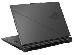 Das ROG Strix G16 kommt im auffälligen und 2,5kg schweren Gehäuse daher (Bildquelle: Asus)