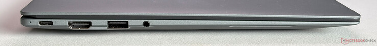 Links: USB-C 4.0 mit Thunderbolt 4 (40 Gbit/s, DisplayPort 1.4, Power Delivery 3.0), HDMI 2.1, USB-A 3.2 Gen 2 (10 Gbit/s), 3,5-mm-Stereoklinke