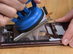 Die EU will verklebte Akkus im Smartphone verbieten: Handys wie das Samsung Galaxy S22 hätten dann ein Problem. (Bild: Ifixit, Galaxy S22-Teardown)