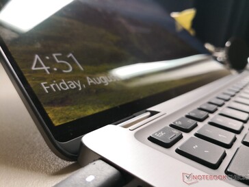 Das randlose Gorilla Glas wird damit beworben, nicht zu spiegeln, allerdings können wir diese Behauptung nicht bestätigen