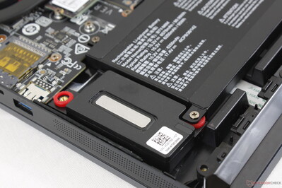 Insgesamt vier Lautsprecher in den vorderen Ecken und an den Seiten der Tastatur