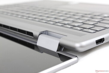 Die Scharniersteifigkeit ist zufriedenstellend und bei allen Winkeln relativ gleich ohne hörbares Knarren