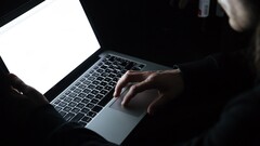 UNC6692 nutzt die Funktionen von Microsoft Teams für die externe Zusammenarbeit aus, um sich als IT-Helpdesk-Mitarbeiter auszugeben und eine benutzerdefinierte Malware-Suite auszuliefern.