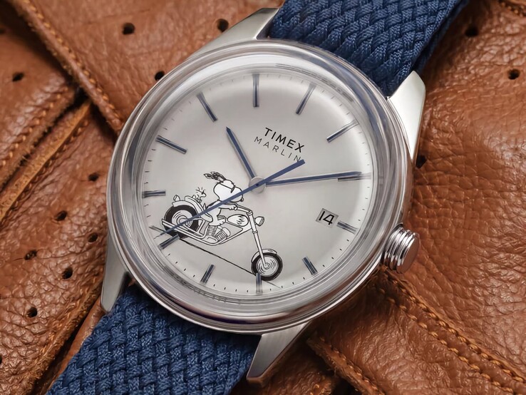 Die Peanuts x Timex Marlin Jet Automatic Easy Rider am Handgelenk mit Snoopy auf einem Motorrad auf dem silberweißen Zifferblatt, blauen Markierungen und Zeigern sowie einem blauen gewebten Textilarmband.