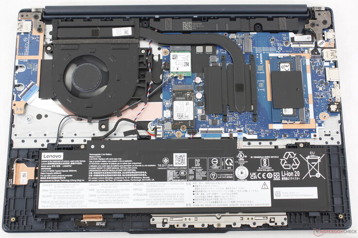 Das Motherboard des IdeaPad Slim 3 15IRH10R aus dem Jahr 2025 zum Vergleich – es weist keine wesentlichen internen Änderungen auf