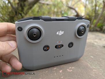 RC-N3 Fernsteuerung mit Smartphonehalterung ist wieder dabei