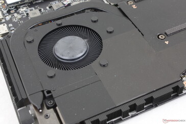 Die Lüfter sind leise, wenn sie wenig beansprucht werden, aber sie werden beim Spielen sehr laut