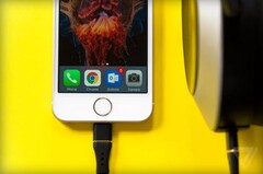 Gerüchten zufolge will auch Apple dem Kopfhöreranschluss den Gar aus machen.