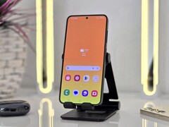 Das kompakt gebaute und handliche Samsung Galaxy S24 macht in unserem Test vieles richtig.