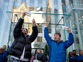 Apple-Kunden mit ihrem iPhone Duo