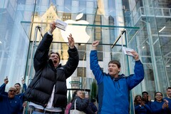 Apple-Kunden mit ihrem iPhone Duo