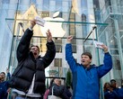 Apple-Kunden mit ihrem iPhone Duo