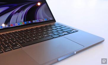 Apple 2022 MacBook Air Polarstern-Farbe Hands-On (Bild: Engadget)