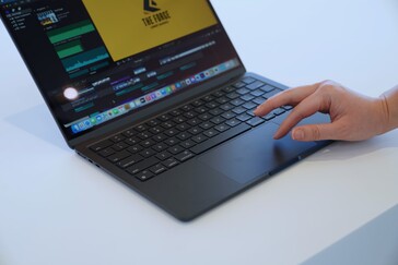 Apple 2022 MacBook Air Mitternacht-Farbe Hands-On (Bild: TheVerge)