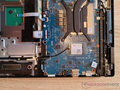 Klebe-Pads unter dem Akku