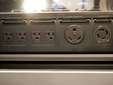 Anschlüsse an der Front. (Foto: Andreas Sebayang/Notebookcheck.com)