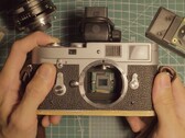 Die Leica M2 kann durch einen Raspberry Pi in eine Digitalkamera verwandelt werden. (Bildquelle: Michael Suguitan)