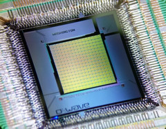 Hier die Abbildung eines frühen Quantenchips von D-Wave Systems. Im Gegensatz zu klassischen Rechnern basieren Quantencomputer auf Prozessoren, die quantenmechanische Zustände ausnutzen.