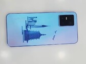 Die Rückseite des Vivo S10 Pro lässt sich mit UV-Licht bemalen. (Bild: Creator Studio, YouTube)