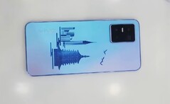 Die Rückseite des Vivo S10 Pro lässt sich mit UV-Licht bemalen. (Bild: Creator Studio, YouTube)