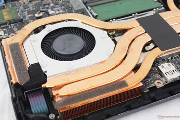 Die Kühllösung besteht aus zwei ~55-mm-Lüftern und 6 Kupfer-Heatpipes