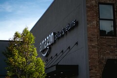 Nachdem viele Geschäfte geschlossen bleiben müssen stößt Amazon an die Grenzen seiner Logistik-Kapazitäten. (Bild: Bryan Angelo, Unsplash)
