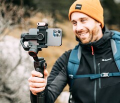 Der Hohem iSteady M6 Gimbal stabilisiert Smartphone-Videos, ein magnetisches LED-Licht soll Aufnahmen bei Nacht verbessern. (Bild: Hohem)
