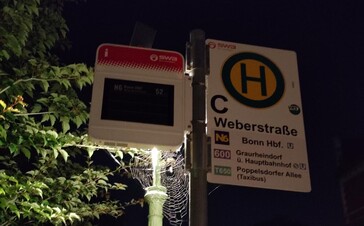 Display bei ungünstigen Lichtverhältnissen mit Straßenlaterne im Hintergrund. (Foto: Eine Leserin)