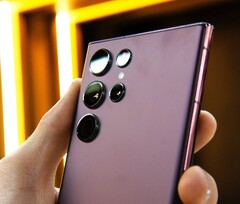 Das Samsung Galaxy S22 Ultra kann in einigen Bereichen nicht ganz mit dem iPhone 13 Pro Schritt halten. (Bild. Zhana Latif)