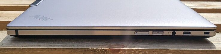 rechts: SIM, 3.5mm Audio, USB C 3.2 Gen 1, Kensington Lock