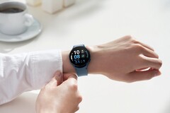 Die Samsung Galaxy Watch5 kann Anrufe per WhatsApp tätigen, mit der neuesten Beta-Version der App. (Bild: Samsung)
