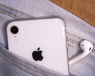Die überwältigende Mehrheit aller Jugendlichen in den USA besitzen offenbar ein Apple iPhone sowie AirPods (Bild: Salil Sachdeva)