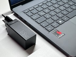 Kompaktes 65-Watt-Netzteil