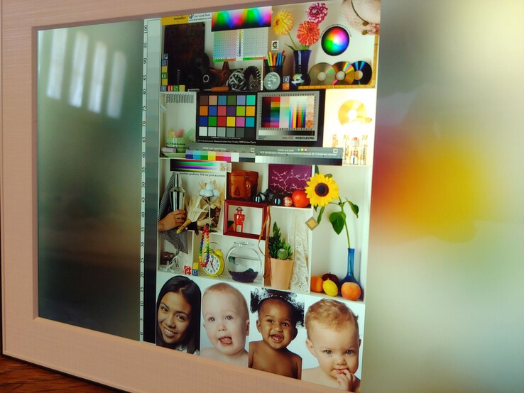 Die Helligkeit nimmt mit zunehmendem Betrachtungswinkel ab, während die Reflexionen gut kontrolliert werden.