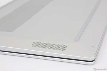 Unterschiedliches Design des Lautsprechergitters im Vergleich zum standardmäßigen Pavilion 15