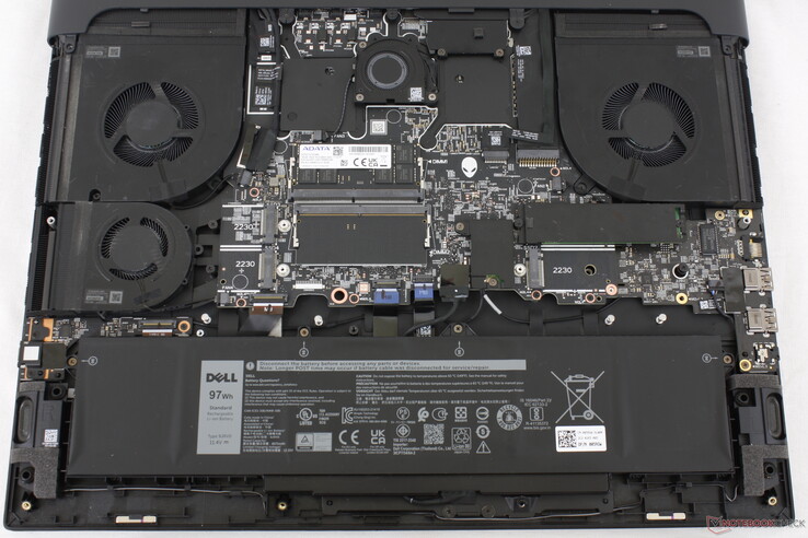 Alienware m18 R1: Intel-Nvidia-Konfiguration zum Vergleich. Es gibt einen vierten M.2-SSD-Slot