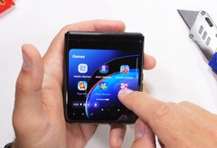 Das Motorola Razr 40 Ultra setzt auf ein großes Zweitdisplay mit Gorilla Glass Victus. (Bild: Motorola)