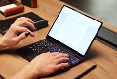 Das OneMix 4S Mini-Notebook wiegt gerade einmal 770 Gramm, samt 10,1 Zoll Touchscreen. (Bild: One-Netbook)