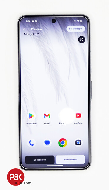 Google Pixel 8 Pro Front-Aufnahme zeigt Displayränder. (Bild: PBKReviews)